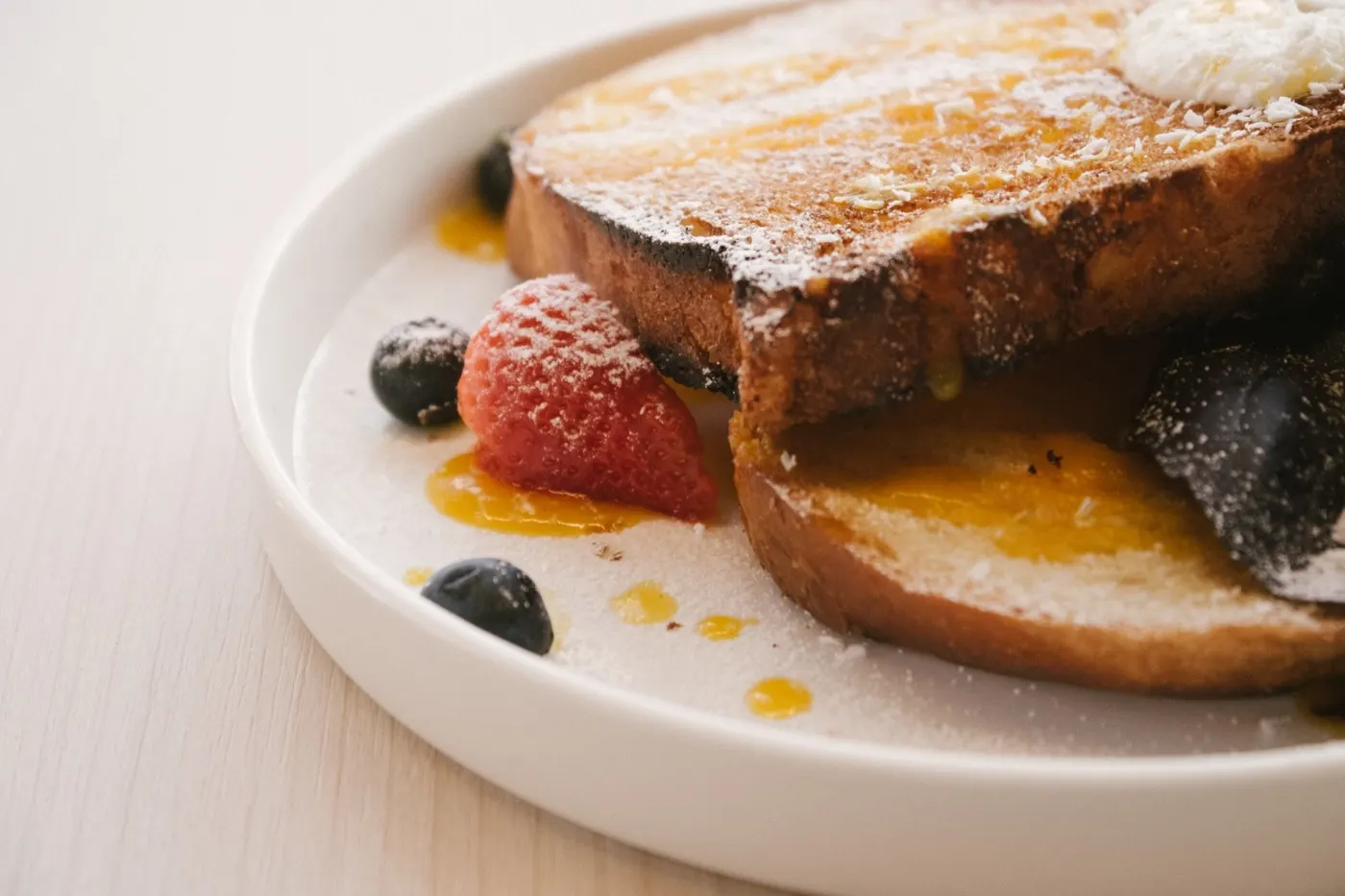 French toast, frutta e sciroppo